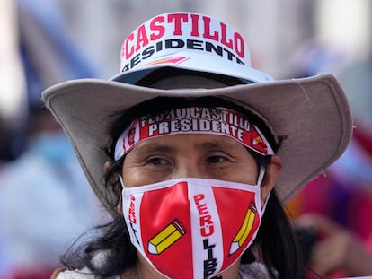 Una mujer participa de una marcha a favor de Pedro Castillo, el pasado 6 de julio, un mes después de las elecciones presidenciales en Perú.