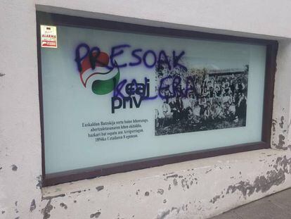 Pintada a favor de la excarcelación de presos de ETA realizada en la sede del PNV en Arrigorriaga.