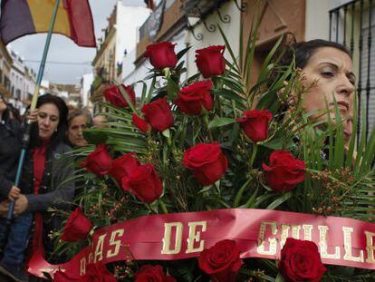 Cortejo fúnebre de las 17 rosas por las calles de Guillena (Sevilla).