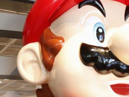 Stand promocional de Nintendo con la figura de uno de sus personajes m&aacute;s conocidos, Mario Bros. 