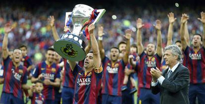 Xavi Hern&aacute;ndez, excapit&aacute;n del F.C. Barcelona, levanta el t&iacute;tulo de Liga de la temporada 2014/15.
