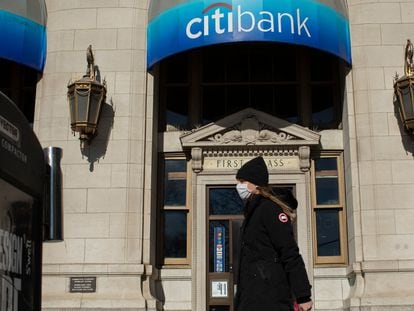 Una joven pasa ante una sucursal de Citibank, perteneciente a Citigroup, el 8 de febrero en Nueva York.