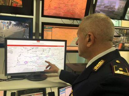 El inspector Lombardo, mientras explica el algoritmo.