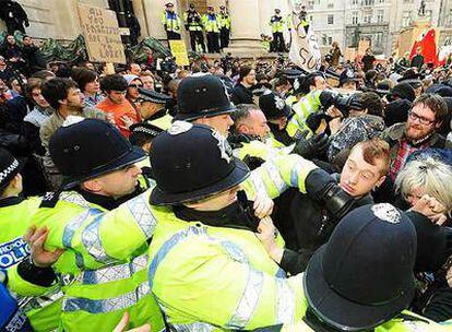 Miles de manifestantes han protestado en la City londindense, la zona de negocios de la capital británica, contra la cumbre del G20 y ante una importante presencia de policía