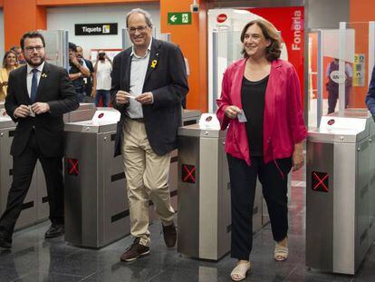 El presidente de la Generalitat, Quim Torra, con la alcaldesa de Barcelona, Ada Colau, en la inauguración de la estación de la línea 10 de Foneria.