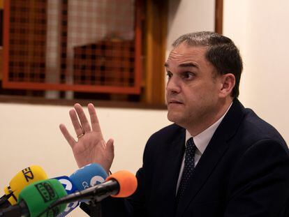 El portavoz de Ciudadanos de Collado Villalba, Bernardo Arroyo, en una rueda de prensa el 15 de febrero.