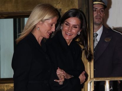 La reina Letizia y Marie-Chantal Miller, el pasado domingo 15 de enero a su salida de la cena en un restaurante en Atenas (Grecia).