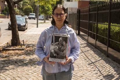 Claudia Allegrini muestra una foto de su marido Lorenzo Viñas luego de la entrevista con EL PAÍS en Buenos Aires, el 23 de marzo pasado.
