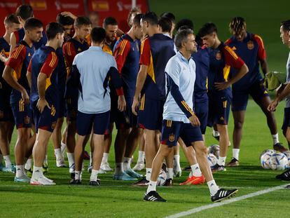 El entrenador de la selección española, Luis Enrique, dirige un entrenamiento del equipo este martes en Doha.