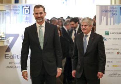 El Rey Felipe VI (izquierda), en la apertura del Spain Investors’ Day con el ministro de Asuntos Exteriores, Alfonso Dastís.