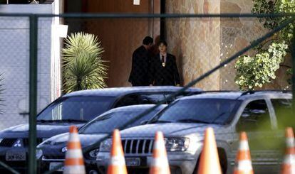 Policías en la entrada del domicilio del presidente del Congreso brasileño, implicado en el 'caso Petrobras', el pasado diciembre.