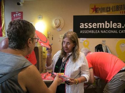 Una mujer vende material para la movilización de la Diada, ayer en Barcelona.