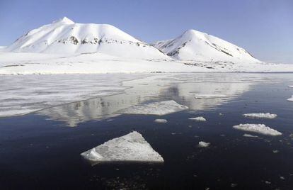 Vista del fiordo Isfjord en el archipiélago de Svalbard, Groenlandia, en el extremo norte de Europa.
