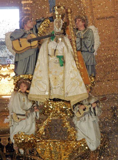 Momento de la coronación de la Virgen, ayer, en La Vespra, la segunda parte del Misteri.