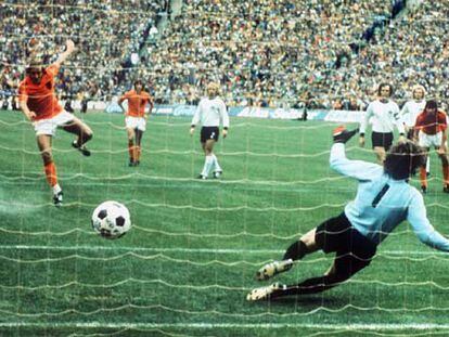 Neeskens marca de penalti el gol de Holanda en la final ante Alemania del 74.