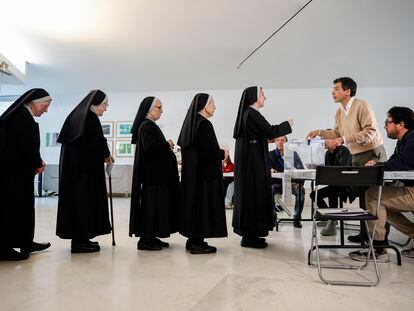 Varias monjas hacen cola para votar en el Centro Gallego de Arte Contemporáneo en Santiago, este domingo.