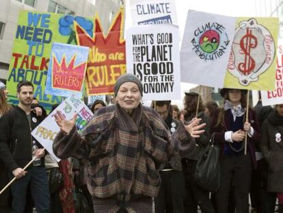 La dise&ntilde;adora Vivienne Westwood en una protesta contra el fraccionamiento hidr&aacute;ulico.