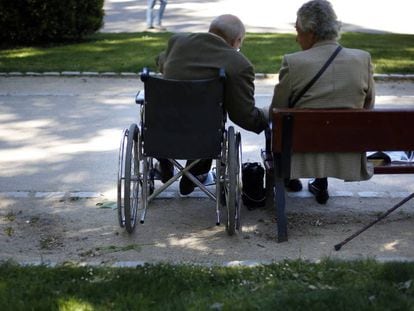 Dos ancianos sentados en un parque.