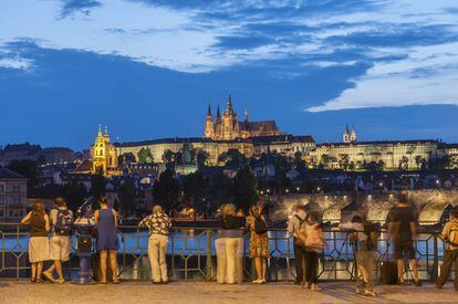 La vista más famosa de Praga es la que muestra el castillo (residencia de los reyes de Bohemia y, actualmente, de los presidentes de la República Checa), encaramado en su colina, y el puente Carlos, construido en el siglo XIV y flanqueado por estatuas barrocas que representan a santos, desde el que cae Jim Phelps al río Moldava en 'Misión imposible'.