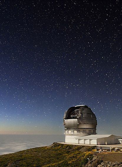 El Gran Telescopio Canarias, apuntando al cielo estrellado de La Palma en el Observatorio del Roque de los Muchachos.