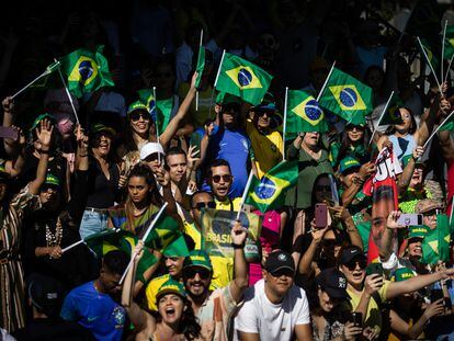 Decenas de brasileños ondean banderas durante la celebración del 201 aniversario de la Independencia del país sudamericano, en Brasilia, el pasado 7 de septiembre.