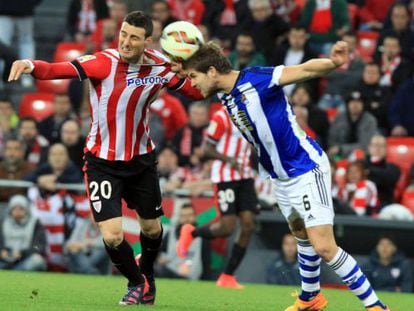 Aduriz pugna con Iñigo Martínez.