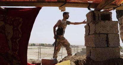 Un soldado kurdo guarda su puesto.