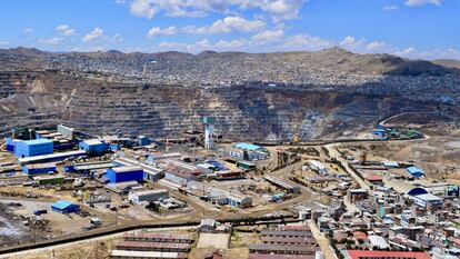 Vista, desde la punta del Centro Poblado de Paragsha, de la ciudad de Cerro de Pasco, con el tajo abierto para los trabajos mineros.