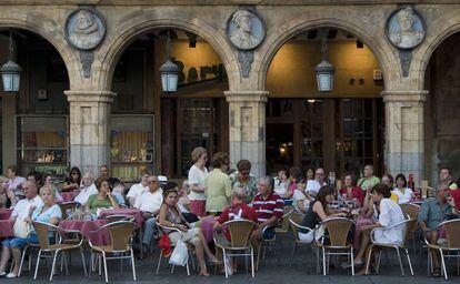 Gente sentada en una de las terrazas ubicadas en la Plaza Mayor de Salamanca.
