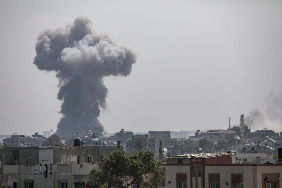 Una columna de humo se levanta tras un ataque israelí en el campo de refugiados de Al Nusairat, este viernes. 