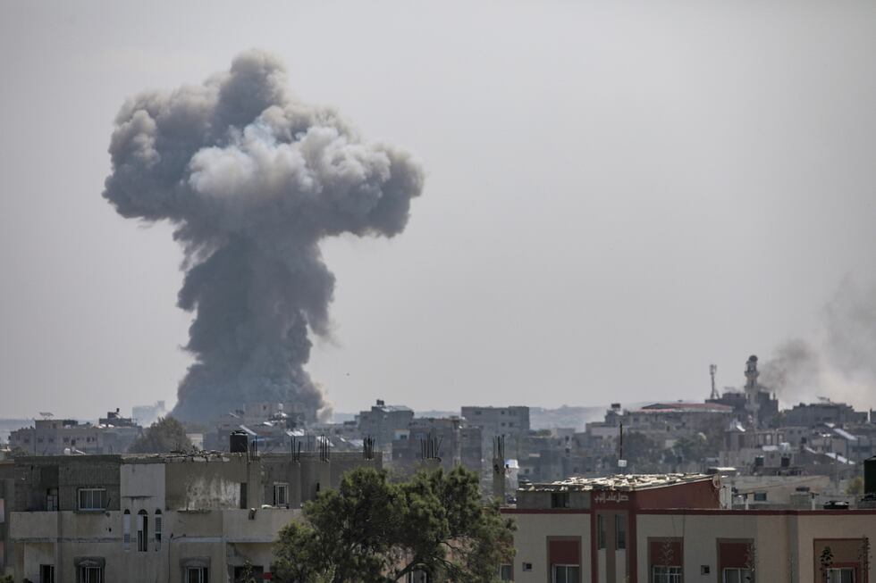 Una columna de humo se levanta tras un ataque israelí en el campo de refugiados de Al Nusairat, este viernes.