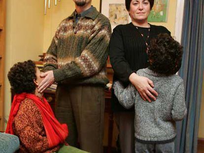 Carlos Ortega y Mara Luquero posan con sus hijas adoptadas.