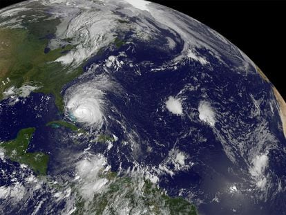 Imagen por satélite de la NASA en la que se muestra un huracán en medio de las Bahamas.