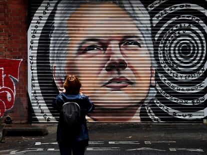 Una mujer observa un mural con el rostro del periodista Julian Assange en las calles de Melbourne.