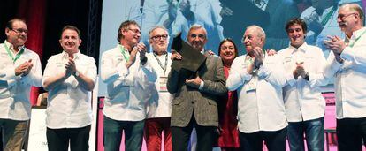 Los miembros del comité técnico del congreso San Sebastián Gastronomika homenajean al chef francés Michel Bras.