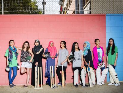 Aïna Coscollola, coordinadora de Ma’isah (segunda por la izquierda), junto a varias jugadoras del equipo de críquet.