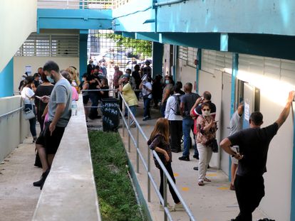 Colas para votar en la Academia San José, en Guaynabo (Puerto Rico).
