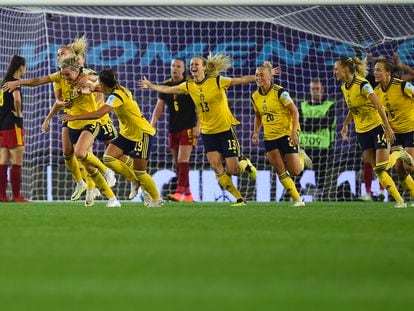 Las jugadoras de Suecia celebran el gol de Sembrant ante Bélgica.