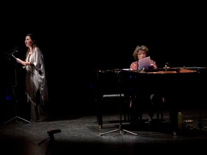 Ana Vega Toscano (de pie) y Marisa Manchado en un momento de 'Una voz en la noche' en los Teatros del Canal.