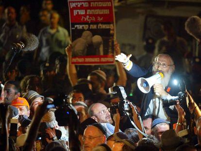 El rabino Shlomo Aviner interviene contra la evacuaci&oacute;n de colonos de Gaza, en 2005.  