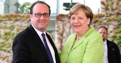 Merkel recibe en Berlín al presidente saliente francés, François Hollande.