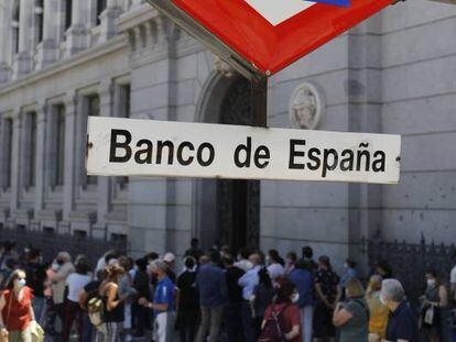 Decenas de personas hacen cola en el Banco de España para cambiar pesetas por euros. 