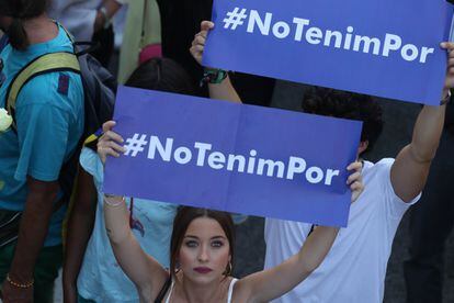 <b>Manifestació a Barcelona.</b> Una jove amb el cartell "#NoTenimPor" en la manifestació a Barcelona contra els atemptats gihadistes a Catalunya.