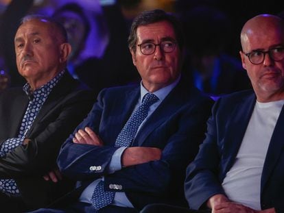 El presidente de la CEOE, Antonio Garamendi (en el centro), junto al secretario general de CC OO, Unai Sordo, (a la derecha) y el líder de UGT, Pepe Álvarez (a la izquierda), durante el 45º aniversario de 'CincoDías', el pasado junio.