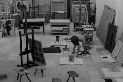 Fotografía de la exhibición: Joan Miró en su taller de Mallorca tomada por Joaquim Gomis.