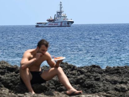 El barco de rescate de la ONG 'Open Arms' en la costa de Lampedusa. 
