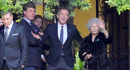 La duquesa, el día su 87 cumpleaños, con Alfonso Díez y Cayetano Martínez de Irujo.