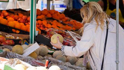 Una mujer comprando en un mercado de Essen (Alemania) este miércoles 31 de mayo.