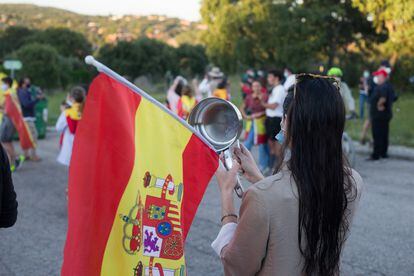 Varias personas participan en una cacerolada cerca de la casa del vicepresidente Iglesias y la ministra Montero en Galapagar, el pasado mayo.