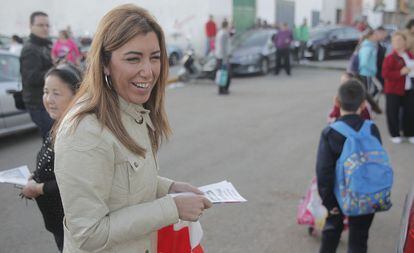 Susana Díaz reparte folletos explicativos sobre la campaña a las puertas de un colegio en el barrio de Torreblanca, Sevilla en octubre de 2011.